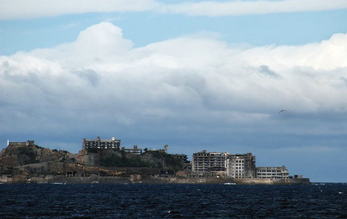 军舰岛(Gunkanjima)是日本长崎县505个无人居住的岛屿之一 军舰岛(Gunkanjima)是日本长崎县505个无人居住的岛屿之一