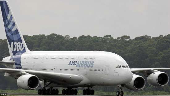 资料图片:世界最大客机空客A380,其机身宽大,劳斯莱斯汽车能直接开上去 资料图片:世界最大客机空客A380,其机身宽大,劳斯莱斯汽车能直接开上去