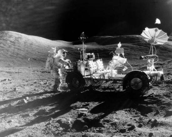 其中一个容易看到的大块人造物体就是“阿波罗11”号的“猎鹰”登陆器 (Eagle lander)的下降段 其中一个容易看到的大块人造物体就是“阿波罗11”号的“猎鹰”登陆器 (Eagle lander)的下降段