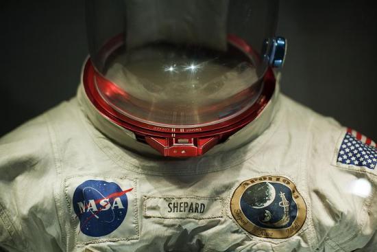 这是宇航员艾伦·谢泼德(Alan Shepard)穿过的太空服。这件太空服由21层不同材料构成。 这是宇航员艾伦·谢泼德(Alan Shepard)穿过的太空服。这件太空服由21层不同材料构成。