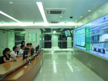 电网公司工作人员在监控电网运行状况 电网公司工作人员在监控电网运行状况