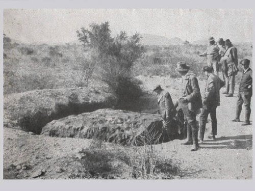 照片拍摄于1930年前后,是最早拍摄的霍巴陨石照片之一 照片拍摄于1930年前后,是最早拍摄的霍巴陨石照片之一