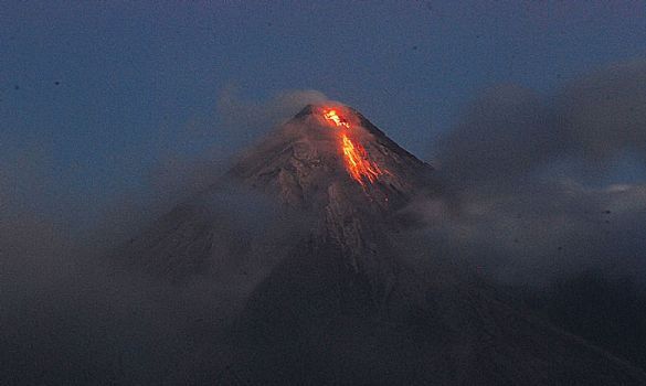 喷出的熔岩正顺着马荣火山的山坡流下。为了应对火山的大规模爆发,附近村民已被安全转移 喷出的熔岩正顺着马荣火山的山坡流下。为了应对火山的大规模爆发,附近村民已被安全转移