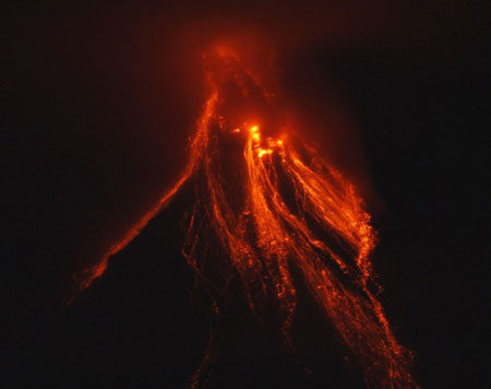 12月15日,位于菲律宾吕宋岛东南部阿尔拜省境内的马荣火山涌出深红色熔岩。 12月15日,位于菲律宾吕宋岛东南部阿尔拜省境内的马荣火山涌出深红色熔岩。