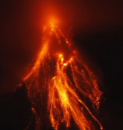 马荣火山是菲律宾境内最活跃的火山之一,有记录的喷发活动有48次 马荣火山是菲律宾境内最活跃的火山之一,有记录的喷发活动有48次