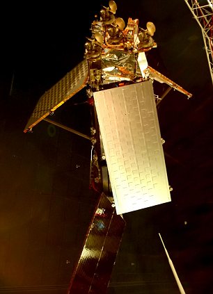 4.铱星有三根主天线。当它呈一定的角度时,其中一根天线反射的阳光,在地球表面产生一个直径大约是6.25英里(10.06公里)的小光斑。这个光斑会随着卫星和地球的运动而运动。居住在地球这个区域的人,可在天空中观测到铱星闪光。 4.铱星有三根主天线。当它呈一定的角度时,其中一根天线反射的阳光,在地球表面产生一个直径大约是6.25英里(10.06公里)的小光斑。这个光斑会随着卫星和地球的运动而运动。居住在地球这个区域的人,可在天空中观测到铱星闪光。