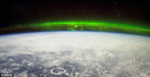 这是从国际空间站看到的北极光。一些专家认为,卫星反射极光会产生像“铱星闪光”一样的光斑 这是从国际空间站看到的北极光。一些专家认为,卫星反射极光会产生像“铱星闪光”一样的光斑