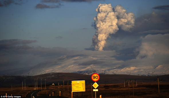 埃亚菲亚德拉冰盖火山正在喷发白色烟柱而非黑色羽状物 埃亚菲亚德拉冰盖火山正在喷发白色烟柱而非黑色羽状物