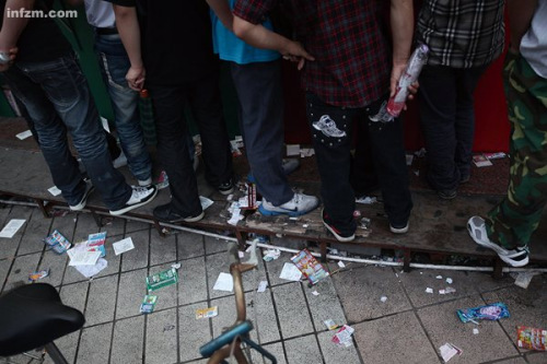 这些拿着低工资,永远发不了财的工人热衷于买彩票、买马,以此寄托希望。 (南方周末记者 王轶庶/图) 这些拿着低工资,永远发不了财的工人热衷于买彩票、买马,以此寄托希望。 (南方周末记者 王轶庶/图)