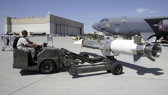 美军爱德华兹空军基地,X-51A“波行者”即将加挂于B52轰炸机上 美军爱德华兹空军基地,X-51A“波行者”即将加挂于B52轰炸机上
