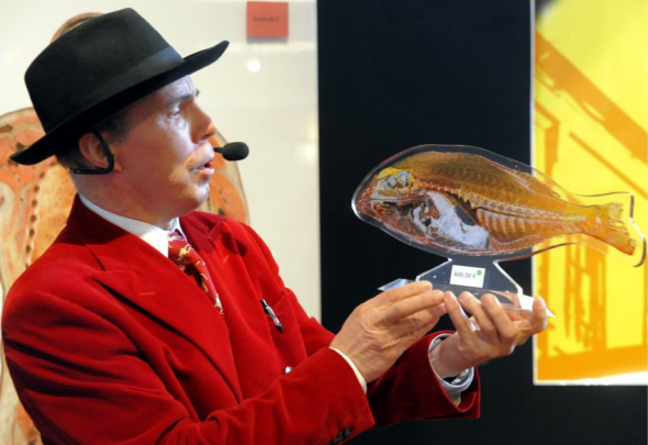 65岁的冯·哈根斯展示一个将在“塑化商店”出售的鱼的横截面切片。 65岁的冯·哈根斯展示一个将在“塑化商店”出售的鱼的横截面切片。