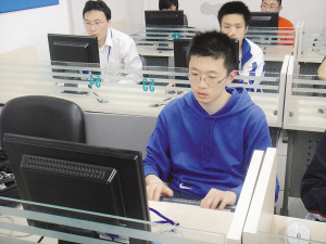 蒋中天:常州高级中学高三(12)班 奖牌:去年获得全国青少年信息学奥赛银牌第一名,今年获得金牌 获清华大学计算机学院保送资格 蒋中天:常州高级中学高三(12)班 奖牌:去年获得全国青少年信息学奥赛银牌第一名,今年获得金牌 获清华大学计算机学院保送资格
