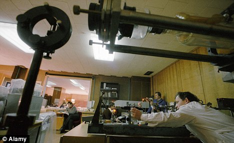 这种人工眼角膜的出现,将对缓解角膜捐赠者的不足,满足患者使用需求起到巨大作用。 这种人工眼角膜的出现,将对缓解角膜捐赠者的不足,满足患者使用需求起到巨大作用。