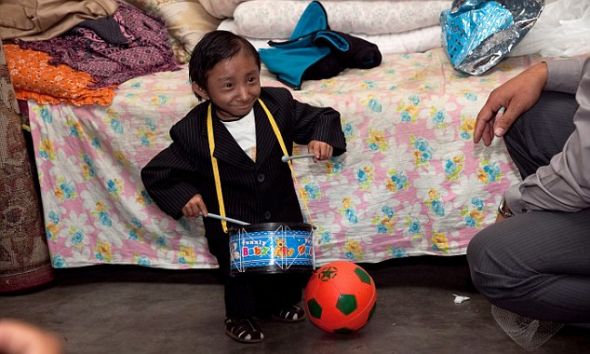 卡根德拉敲起了18岁生日时父亲送给自己的礼物——一个玩具鼓。 卡根德拉敲起了18岁生日时父亲送给自己的礼物——一个玩具鼓。