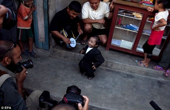 卡根德拉在记者面前展示才艺。 卡根德拉在记者面前展示才艺。