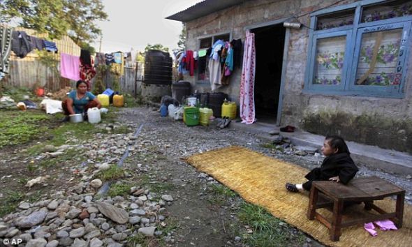 卡根德拉和母亲在自家院子里。 卡根德拉和母亲在自家院子里。