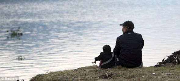 卡根德拉与卡根德拉基金会主席的合影,在该基金会的帮忙下他成为了世界最矮男子。 卡根德拉与卡根德拉基金会主席的合影,在该基金会的帮忙下他成为了世界最矮男子。