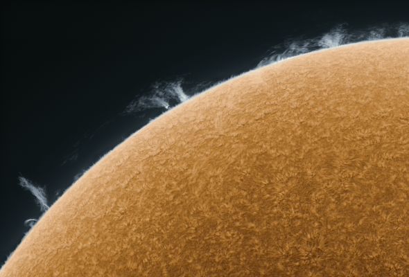 照片中,你可以清楚地看到太阳黑子、巨大的对流圈、尾随穿透太阳表面的磁环活动的气体 照片中,你可以清楚地看到太阳黑子、巨大的对流圈、尾随穿透太阳表面的磁环活动的气体