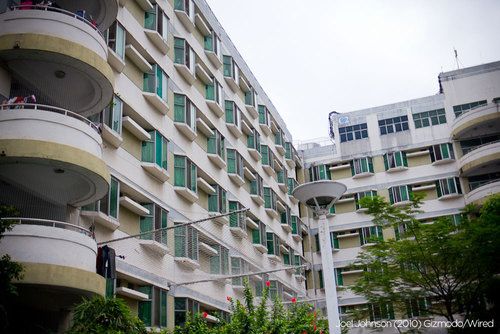 这座男员工宿舍楼是园区初建时期建造的,属于较老的建筑。这座宿舍楼里绝大部分都是富士康底层员工。 这座男员工宿舍楼是园区初建时期建造的,属于较老的建筑。这座宿舍楼里绝大部分都是富士康底层员工。