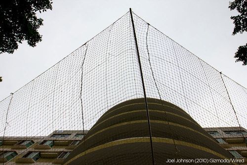 自从“11连跳”自杀事件发生之后,富士康的每一栋楼都安装了防护网。这些网似乎有点作用,自从五月份安装防护网之后,就没有再发生自杀事件。 自从“11连跳”自杀事件发生之后,富士康的每一栋楼都安装了防护网。这些网似乎有点作用,自从五月份安装防护网之后,就没有再发生自杀事件。