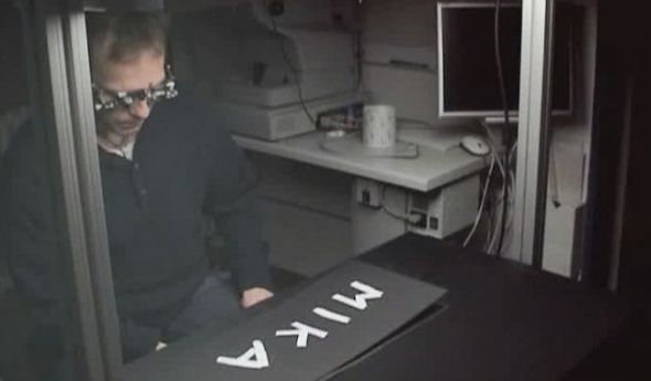 这种视网膜下植入设备能够让失明症的治疗爆发一场革命,就像耳蜗植入设备改变聋人的生活一样。 这种视网膜下植入设备能够让失明症的治疗爆发一场革命,就像耳蜗植入设备改变聋人的生活一样。