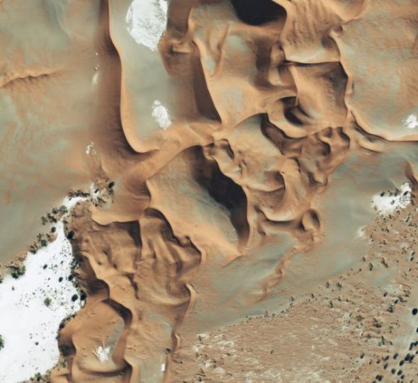 这是安哥拉纳米比亚纳米布沙漠(namib desert)的太空图,在它的中间可以看到世界上最与众不同的一些野生生物和自然保护区。这里有世界上最高的沙丘,它们的高度超过984英尺(299.92米)。过去5500万多年风和沙之间的互动,形成了这种图案精美复杂的辽阔沙漠。 这是安哥拉纳米比亚纳米布沙漠(namib desert)的太空图,在它的中间可以看到世界上最与众不同的一些野生生物和自然保护区。这里有世界上最高的沙丘,它们的高度超过984英尺(299.92米)。过去5500万多年风和沙之间的互动,形成了这种图案精美复杂的辽阔沙漠。