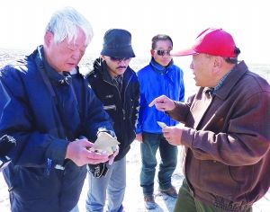 夏训诚(右)在野外工作中 夏训诚(右)在野外工作中