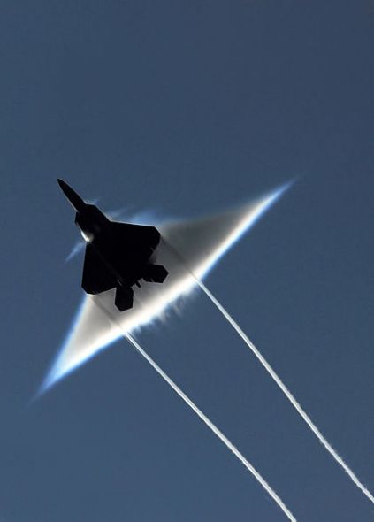 F-22“猛禽”战斗机超音速飞行 F-22“猛禽”战斗机超音速飞行