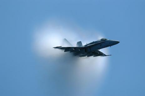 FA-18“超级大黄蜂”超音速飞行 FA-18“超级大黄蜂”超音速飞行