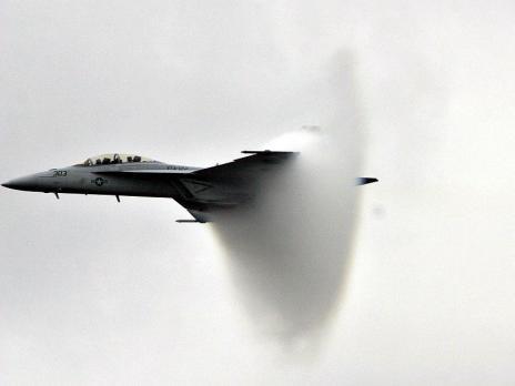 FA-18“超级大黄蜂”突破音障 FA-18“超级大黄蜂”突破音障