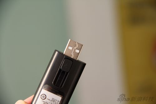 三星U6采用直插式USB 三星U6采用直插式USB