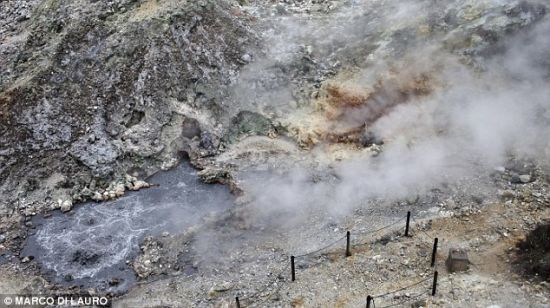 水从坎皮佛莱格瑞火山的一个喷气孔里涌出。 水从坎皮佛莱格瑞火山的一个喷气孔里涌出。