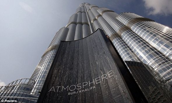 位于世界最高建筑哈利法塔第122层的“氛围”(At.mosphere)餐厅,也是世界上最高的餐厅 位于世界最高建筑哈利法塔第122层的“氛围”(At.mosphere)餐厅,也是世界上最高的餐厅