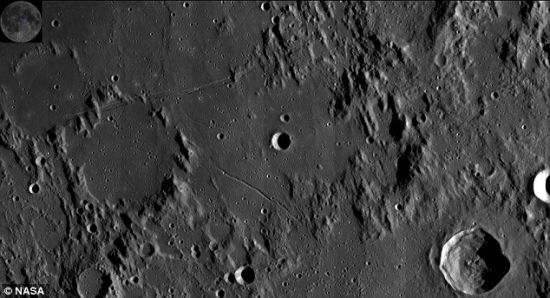 这张照片是用月球勘测轨道飞行器(LRO)上的广角照相机拍摄的1300张小图合成的,它主要着眼于月球表面的陨石坑和裂缝,这些月球表面特征看起来就像近在眼前,但实际上它们距离地球有24万英里(38.62万公里)。 这张照片是用月球勘测轨道飞行器(LRO)上的广角照相机拍摄的1300张小图合成的,它主要着眼于月球表面的陨石坑和裂缝,这些月球表面特征看起来就像近在眼前,但实际上它们距离地球有24万英里(38.62万公里)。