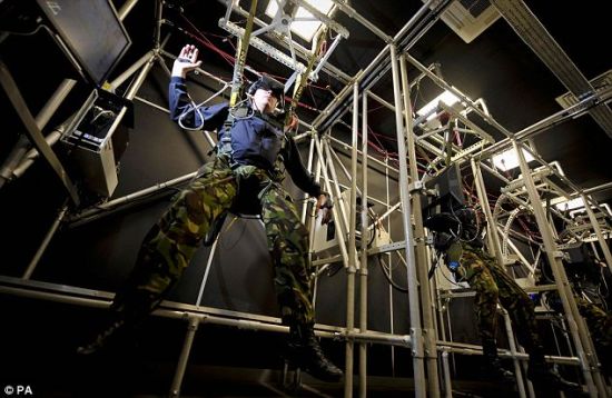 英国皇家空军位于牛津附近的布雷兹•诺顿伞兵培训学校于1月配备了这种虚拟现实训练装置,预计于3月首次正式投入使用。 英国皇家空军位于牛津附近的布雷兹·诺顿伞兵培训学校于1月配备了这种虚拟现实训练装置,预计于3月首次正式投入使用。