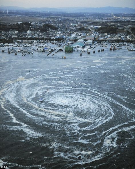 这是日本东北海岸11日发生大地震后,大洗町(Oarai)港口附近一个由海啸激起的巨大漩涡。月球活动会引起潮汐波、火山爆发和地震的消息公布两天后,日本遭到地震袭击。 这是日本东北海岸11日发生大地震后,大洗町(Oarai)港口附近一个由海啸激起的巨大漩涡。月球活动会引起潮汐波、火山爆发和地震的消息公布两天后,日本遭到地震袭击。