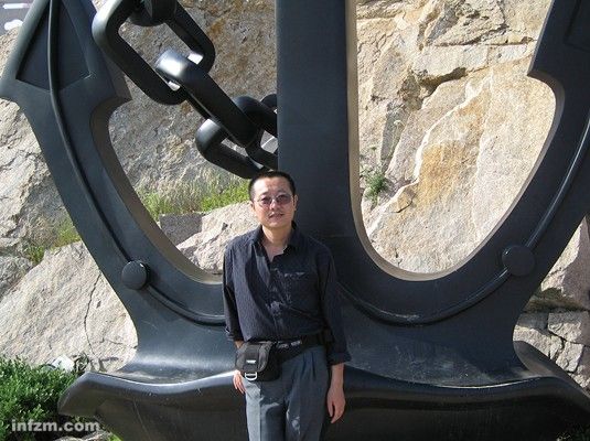 虽然《三体》第三部销量不错,但刘慈欣并不是专职科幻作家:“其实现在写科幻的没有太穷的,大家都有工作,都是业余地在做,不然早饿死了。” (受访者提供/图) 虽然《三体》第三部销量不错,但刘慈欣并不是专职科幻作家:“其实现在写科幻的没有太穷的,大家都有工作,都是业余地在做,不然早饿死了。” (受访者提供/图)