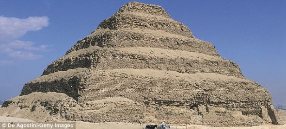 在埃及塞加拉获得的两项新发现,一座比吉萨(Giza)金字塔更加古老,但是知名度更小的金字塔。 在埃及塞加拉获得的两项新发现,一座比吉萨(Giza)金字塔更加古老,但是知名度更小的金字塔。