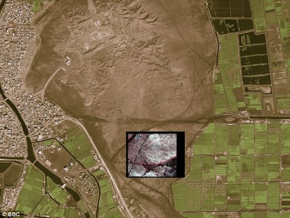 在这些显示地下建筑物的红外卫星图上还能看到1000多座坟墓和3000个古代住宅区。 在这些显示地下建筑物的红外卫星图上还能看到1000多座坟墓和3000个古代住宅区。