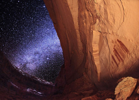 犹他州峡谷地国家公园马蹄峡谷(Horseshoe Canyon)的圣灵岩石绘画,美丽的银河成为它的背景。 犹他州峡谷地国家公园马蹄峡谷(Horseshoe Canyon)的圣灵岩石绘画,美丽的银河成为它的背景。