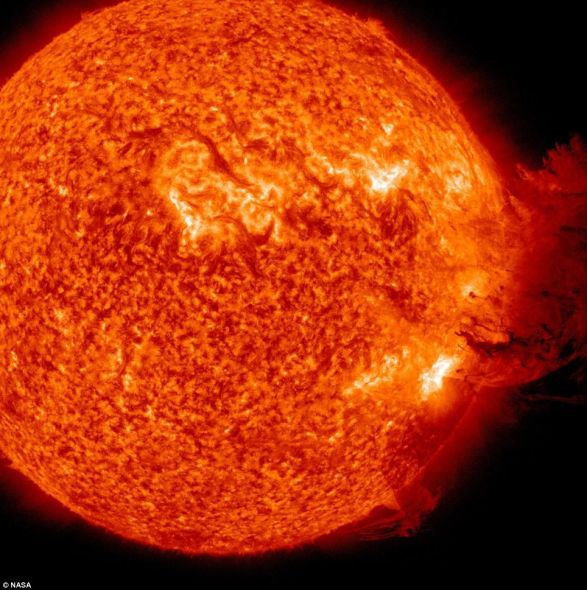 一次太阳耀斑、一次日冕物质喷发以及一次小型辐射风暴同时发生,数十亿吨带电等离子落回太阳表面 一次太阳耀斑、一次日冕物质喷发以及一次小型辐射风暴同时发生,数十亿吨带电等离子落回太阳表面