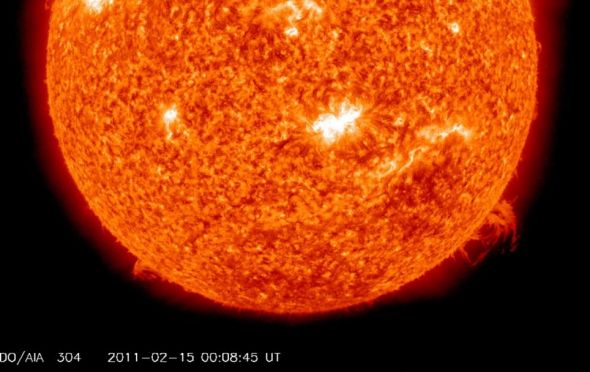 照片由美国宇航局的太阳动力学观测卫星于2011年2月14日拍摄,呈现了4年来最猛烈的太阳耀斑,太阳中部的黑子是此次耀斑的源头 照片由美国宇航局的太阳动力学观测卫星于2011年2月14日拍摄,呈现了5年来最猛烈的太阳耀斑,太阳中部的黑子是此次耀斑的源头