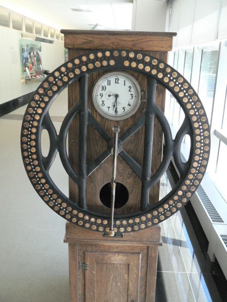 1930年代,IBM的计时器业务部门终于推出一款名为“Daily Dial”的考勤机 1930年代,IBM的计时器业务部门终于推出一款名为“Daily Dial”的考勤机