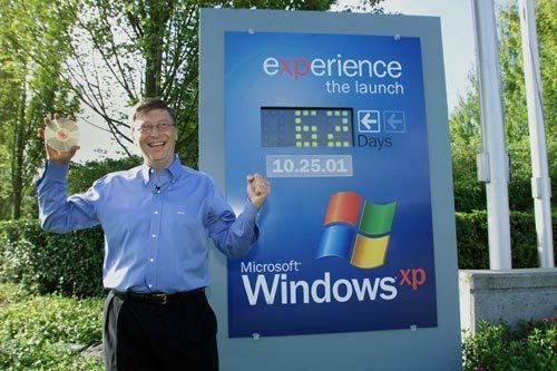 Windows XP RTM,盖茨在零售倒计时牌前 Windows XP RTM,盖茨在零售倒计时牌前