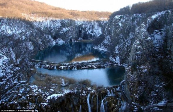 冬天这个公园被白雪覆盖后,场面显得异常壮观 冬天这个公园被白雪覆盖后,场面显得异常壮观