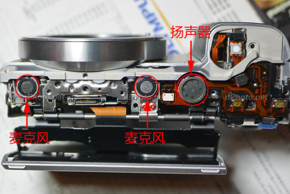 从拆掉的机身顶部看,从左至右分别是左/右麦克风和扬声器。 从拆掉的机身顶部看,从左至右分别是左/右麦克风和扬声器。