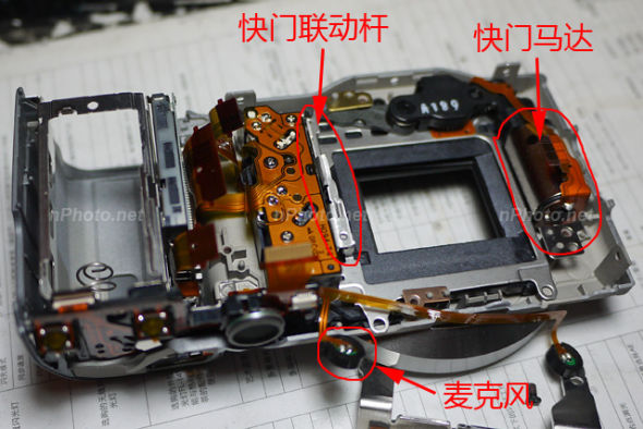 左边红圈是快门联动杆,右侧是快门马达驱动 左边红圈是快门联动杆,右侧是快门马达驱动