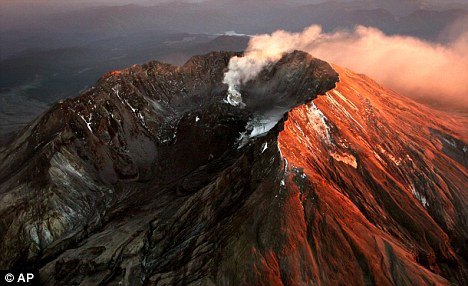 大约200万年前,美国黄石国家公园的哈克贝利火山大规模喷发,规模相当于1980年华盛顿圣海伦火山喷发的2000倍 大约200万年前,美国黄石国家公园的哈克贝利火山大规模喷发,规模相当于1980年华盛顿圣海伦火山喷发的2000倍