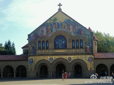 乔布斯追悼会将在斯坦福大学教堂举行 苹果在斯坦福大学教堂召开乔布斯追悼会(图片来自杨海峰微博)