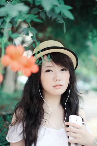 佳能EF 50mm f/1.4 USM小巧轻便,f/1.4的最大光圈可胜任昏暗条件下的拍摄,且成像十分锐利,色彩还原准确,是好用而不贵的镜头。佳能EOS 5D Mark II,佳能EF 50mm f/1.4 USM,ISO100,1/160秒,f/2 佳能EF 50mm f/1.4 USM小巧轻便,f/1.4的最大光圈可胜任昏暗条件下的拍摄,且成像十分锐利,色彩还原准确,是好用而不贵的镜头。佳能EOS 5D Mark II,佳能EF 50mm f/1.4 USM,ISO100,1/160秒,f/2